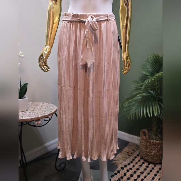 Alice Blue Pleated Skirt Cream Color Size M - Picture 2 of 6